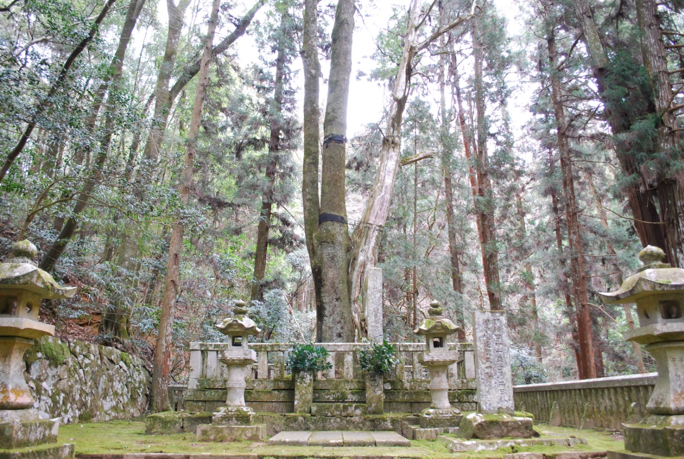 毛利元就墓所　安芸高田市歴史民俗博物館提供